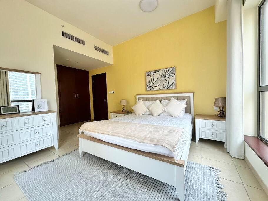 Sun, Sand, And Fun - King Bed, Sofa Bed! Sleeps 4 Apartment Dubai Luaran gambar